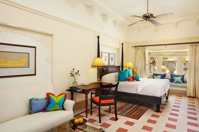 Premier Room, 1 King Bed, Pool View