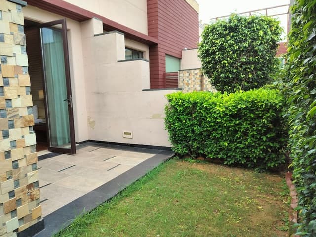 Deluxe Room, Bathtub, Garden View