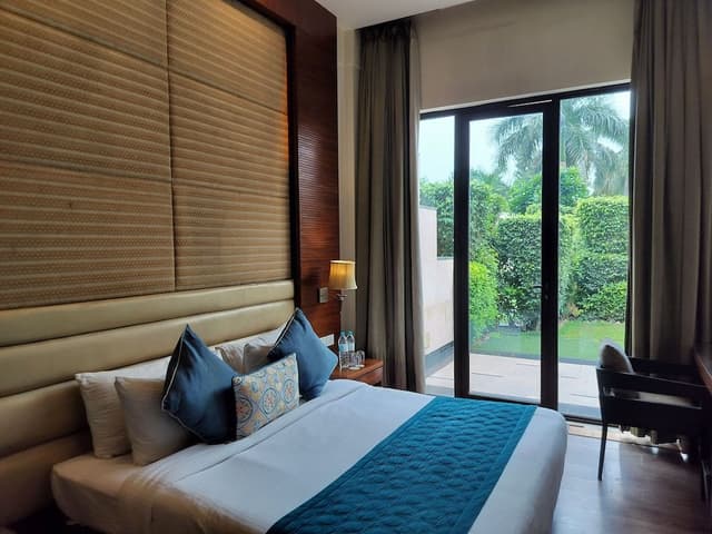 Deluxe Room, Bathtub, Garden View