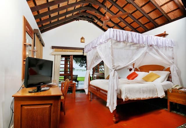 Villa, Lake View