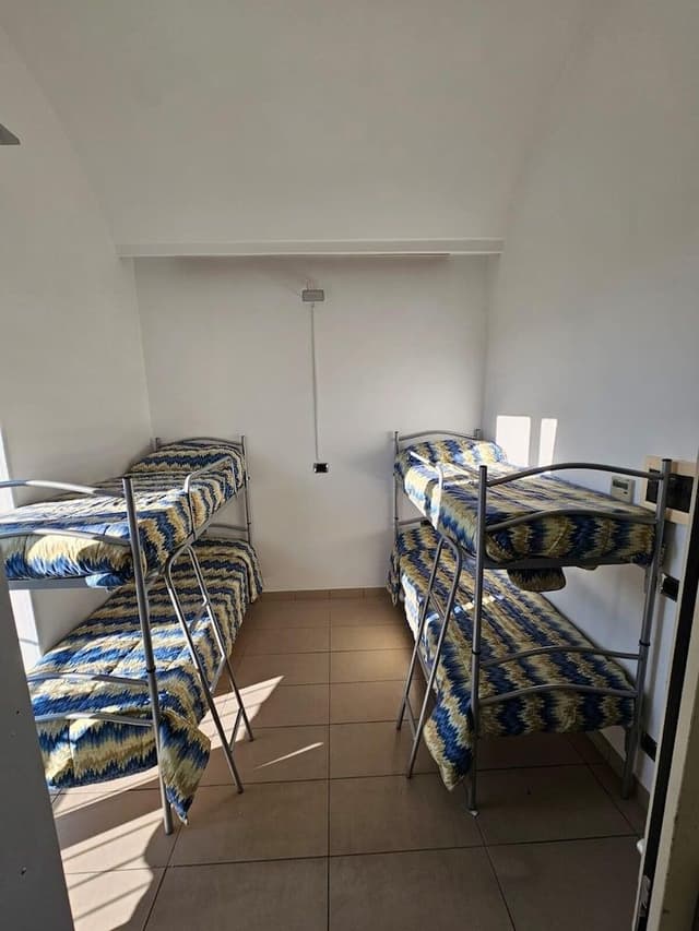 1 bed in mix dorm room ensuite 4 beds