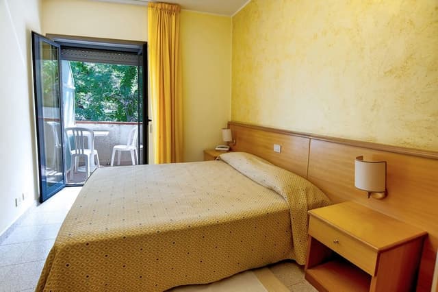 Economy Room, 1 Queen Bed, Private Bathroom, Mountain View
