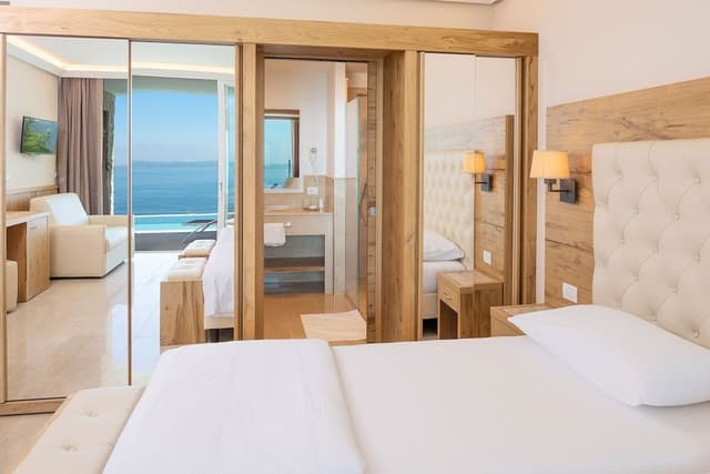 Suite, Pool Access, Lake View