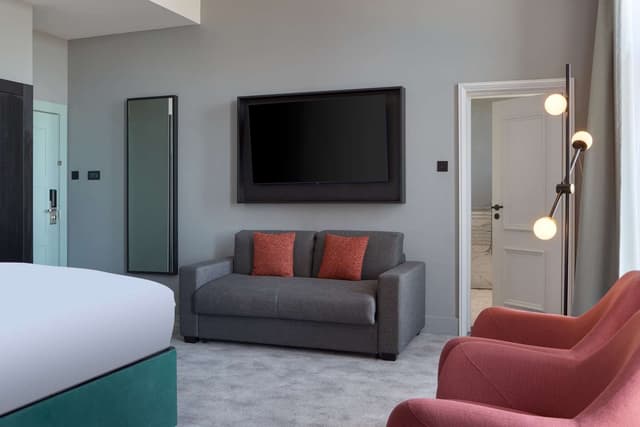 KING ONE BEDROOM SUITE W/SEA VIEW AND BALCONY