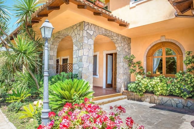 Classic Apartment, 2 Bedrooms, Kitchen, Garden View