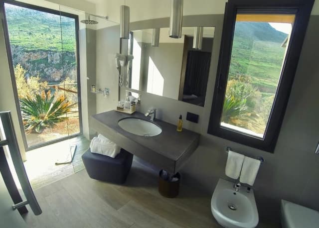 Queen Suite with Spa Bath