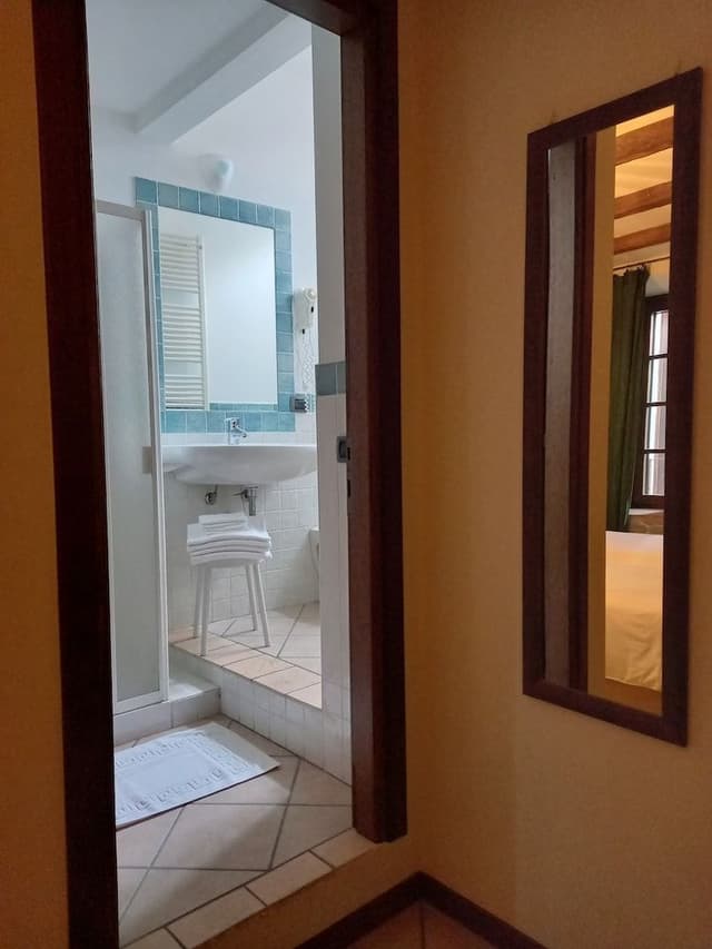 Double Room Single Use, Hill View