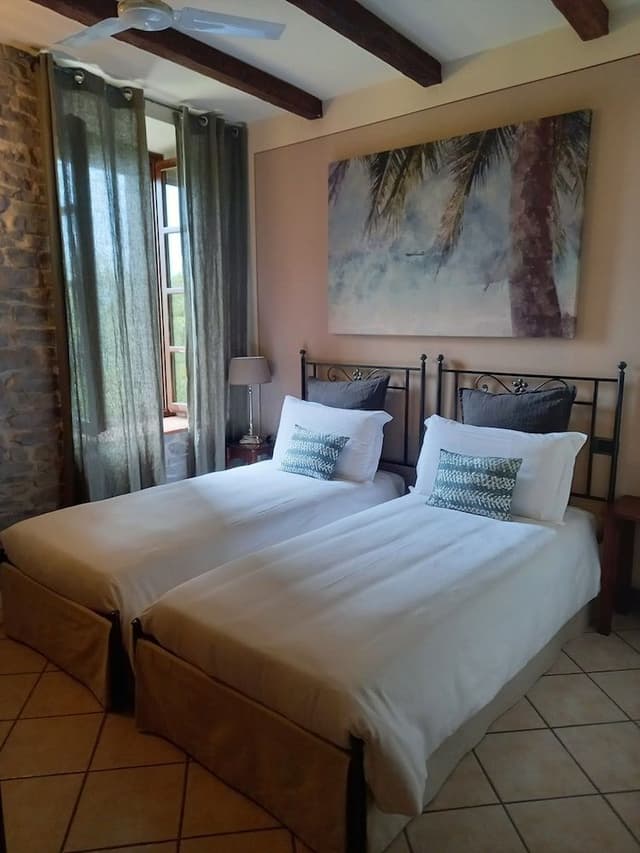 Double Room Single Use, Hill View