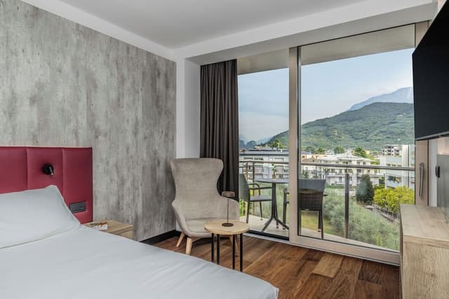 Suite, Lake View