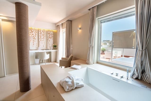 Suite, Hot Tub