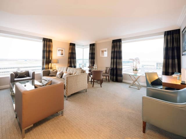 Prestige Suite - Club Millesime Access, 1 King Bed And A Living Room
