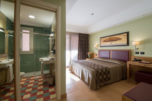 Economy Room, Connecting Rooms