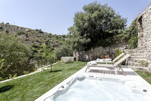 Luxury Suite, Hot Tub, Garden View