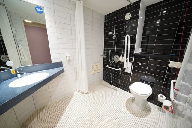 Room, 1 King Bed, Accessible, Ground Floor (Free Hot Breakfast)