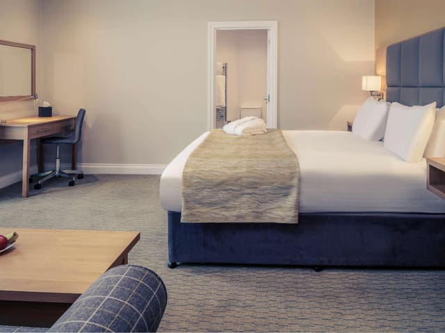 Junior Suite King Size Bed with Sofa