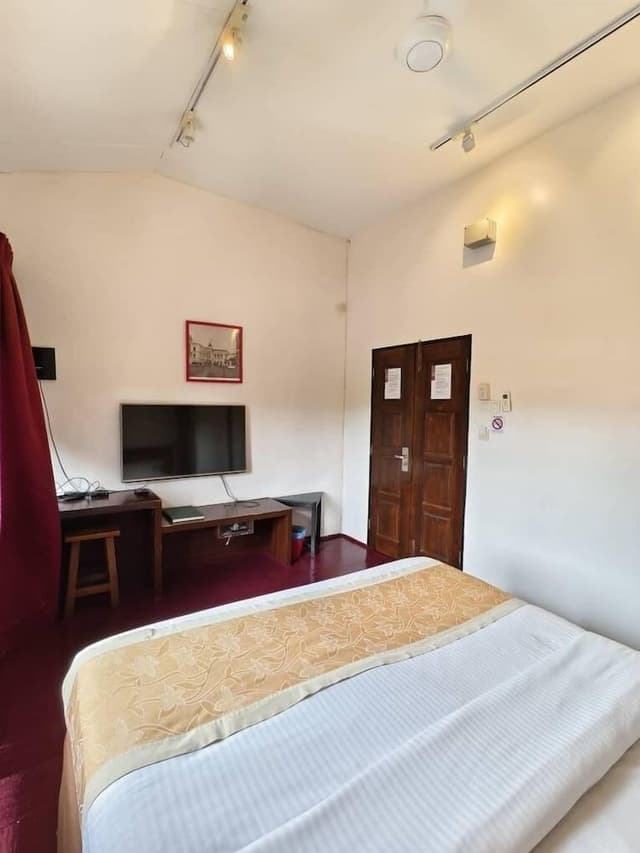 Superior Double (Shared Bathroom)