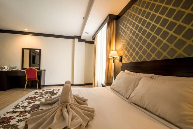 Executive Room, 1 King Bed, City View