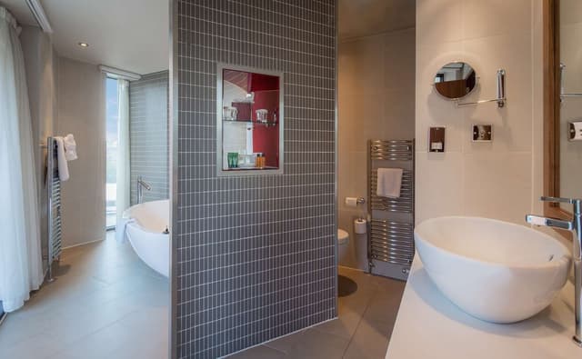 KING CORNER SUITE