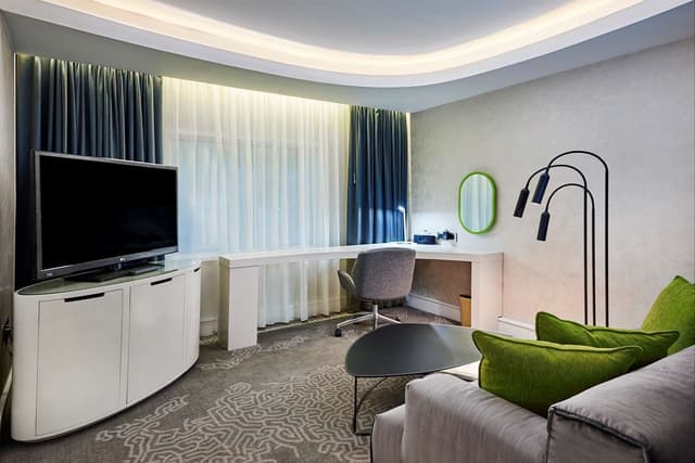 KING JUNIOR SUITE WITH LOUNGE ACCESS