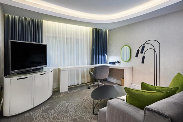 KING JUNIOR SUITE WITH LOUNGE ACCESS