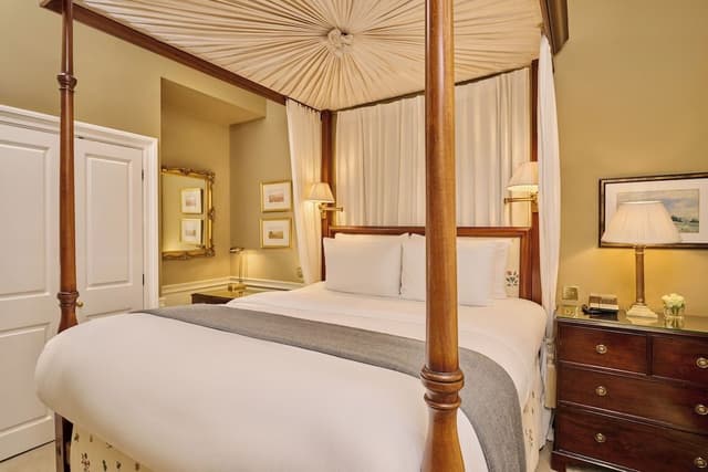 Suite, 1 King Bed (Roseate)