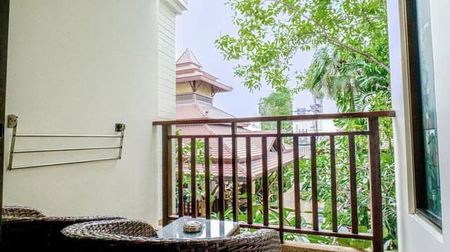 Deluxe Balcony King Pool View
