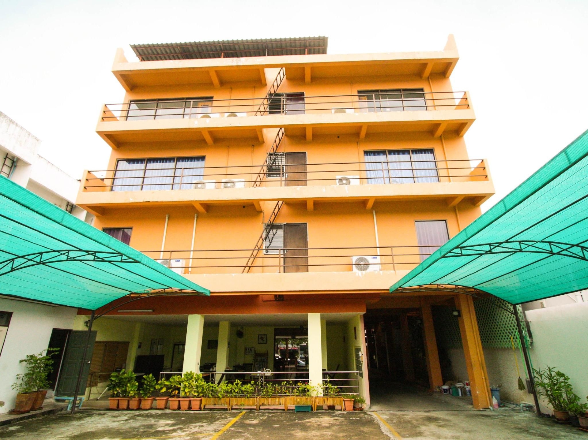 โรงแรม ชบา ชาเล่ต์ (Chaba Chalet Hotel)0
