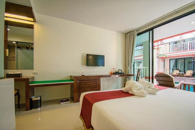 Deluxe Room, 1 King Bed, Pool Access