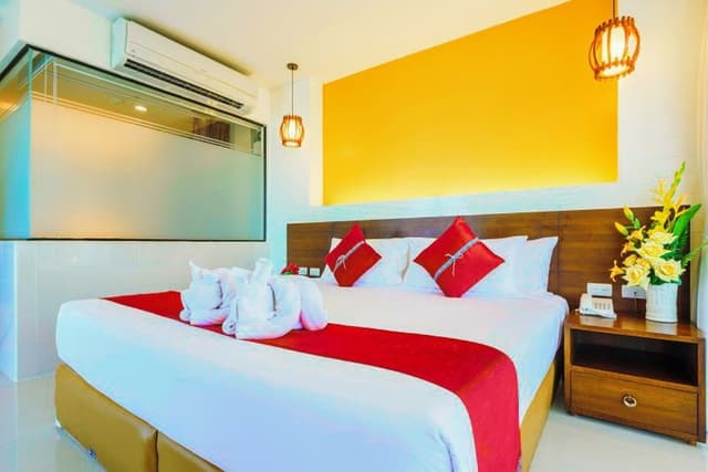 Deluxe Room, 1 King Bed, Pool Access