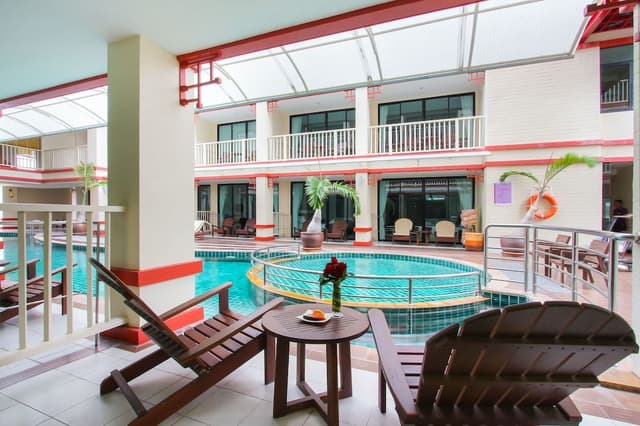 Deluxe Room, 1 King Bed, Pool Access