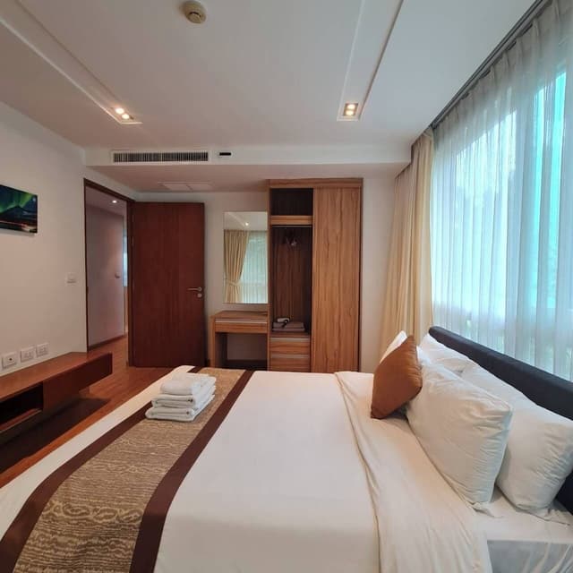 2 Bed Room with Jacuzzi in Bathroom