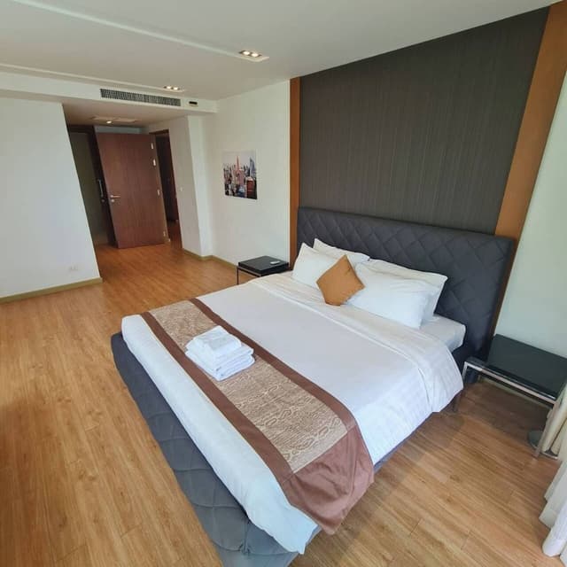 2 Bed Room with Jacuzzi in Bathroom