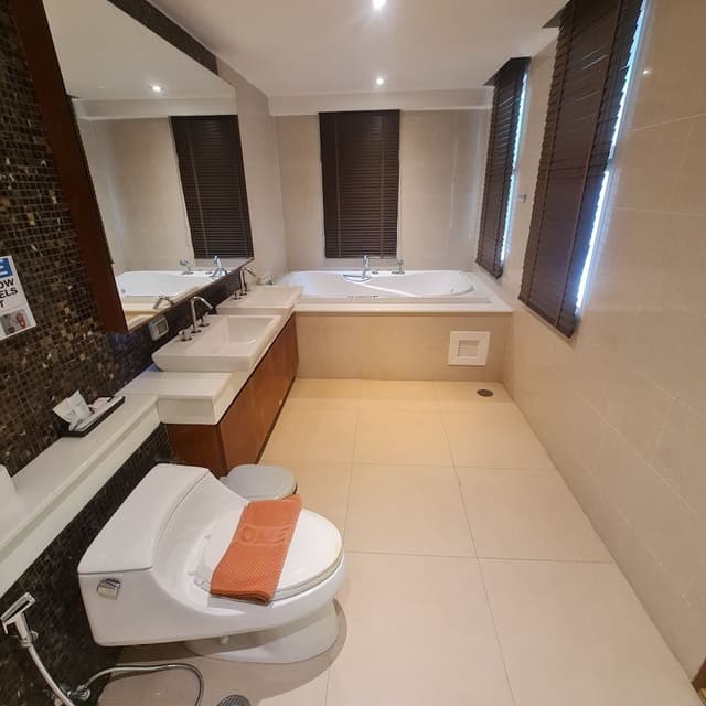2 Bed Room with Jacuzzi in Bathroom