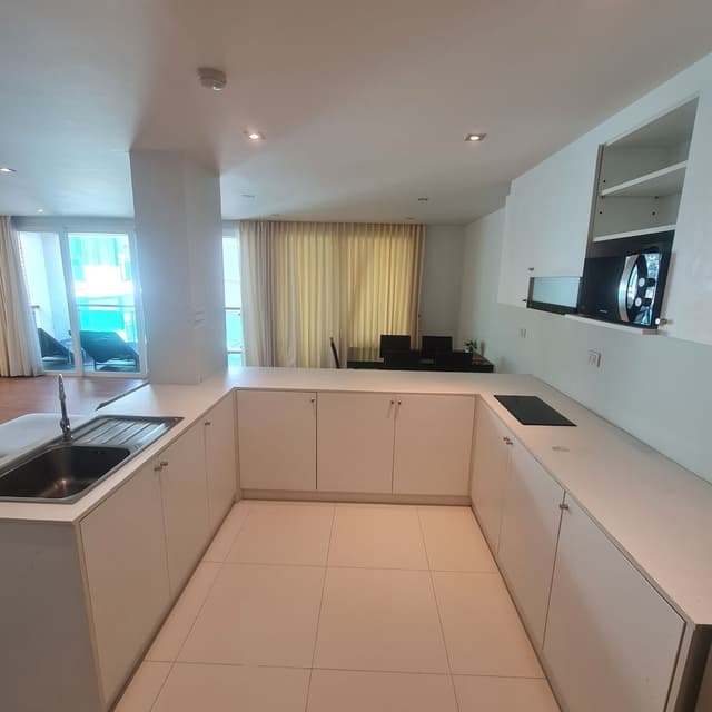 2 Bed Room with Jacuzzi in Bathroom