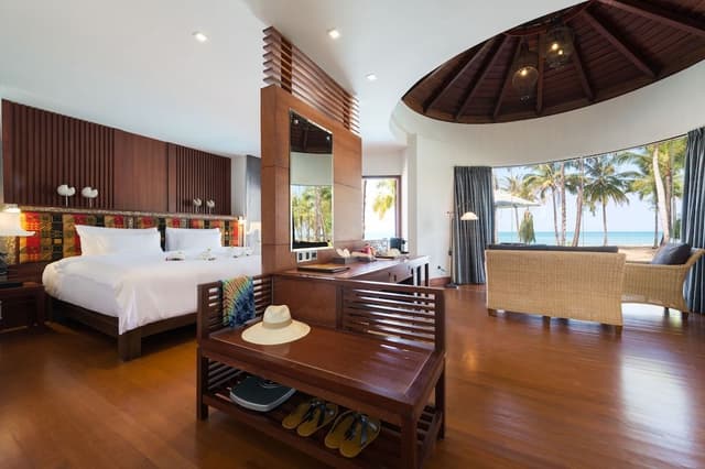 Oceanfront Jacuzzi Villa (Adults Only)