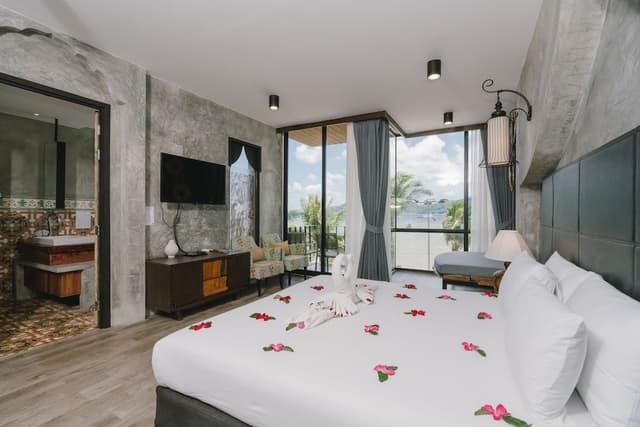 Deluxe Double Studio with Sea View and Spa Bath