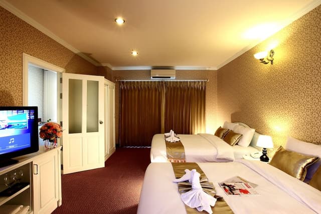 Junior Suite, 2 Queen Beds, Non Smoking, Mountain View