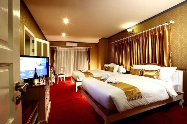 Junior Suite, 2 Queen Beds, Non Smoking, Mountain View