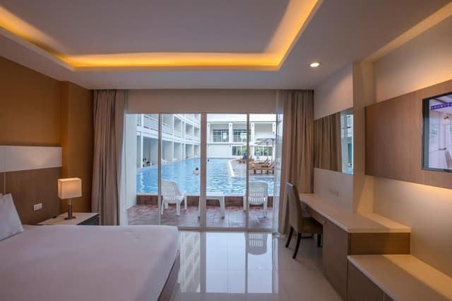 Deluxe Room, Pool Access