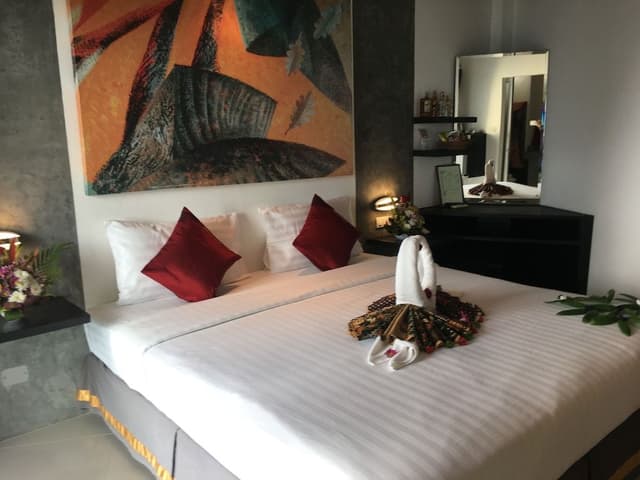 Standard Studio, 1 King Bed, City View