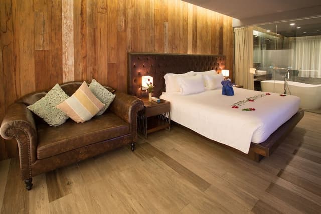 Horizon Pool Access Room King Bed