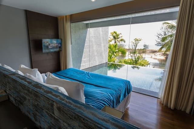 Prestige Pool Suite King Bed