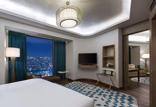 KING ONE BEDROOM APARTMENT WITH LOUNGE ACCESS