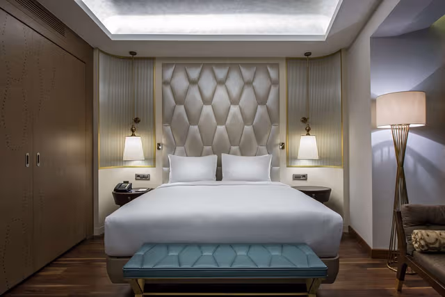 KING ONE BEDROOM SUITE WITH LOUNGE ACCESS