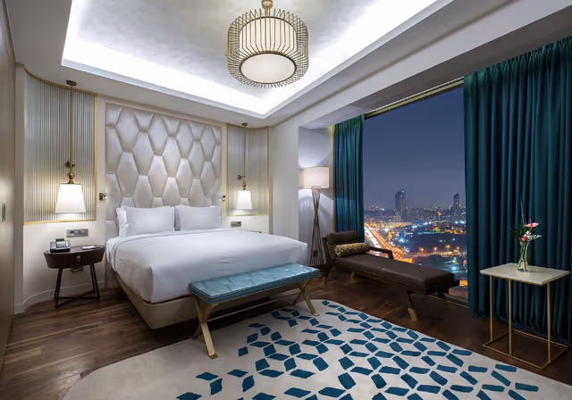 KING ONE BEDROOM SUITE WITH LOUNGE ACCESS
