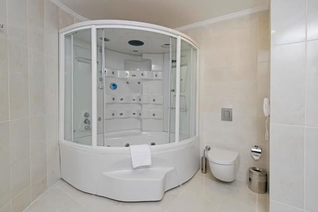 Deluxe Suite with Spa Bath