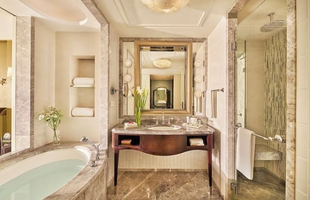 Club Deluxe Room, King Bed