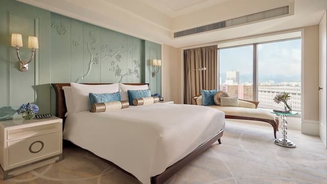 Club Suite, 1 King Bed (City)