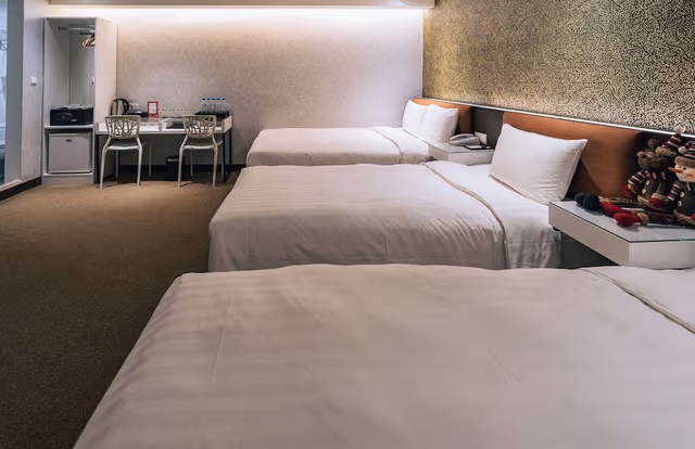 Grand Room, Multiple Beds, Non Smoking, No Windows