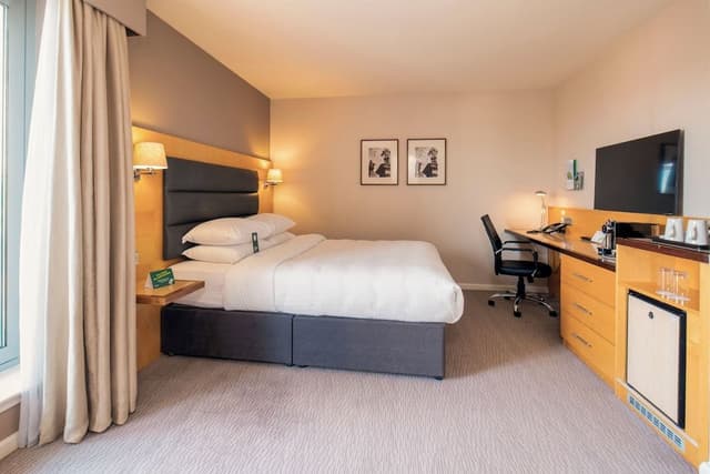 Standard Room, 1 Queen Bed